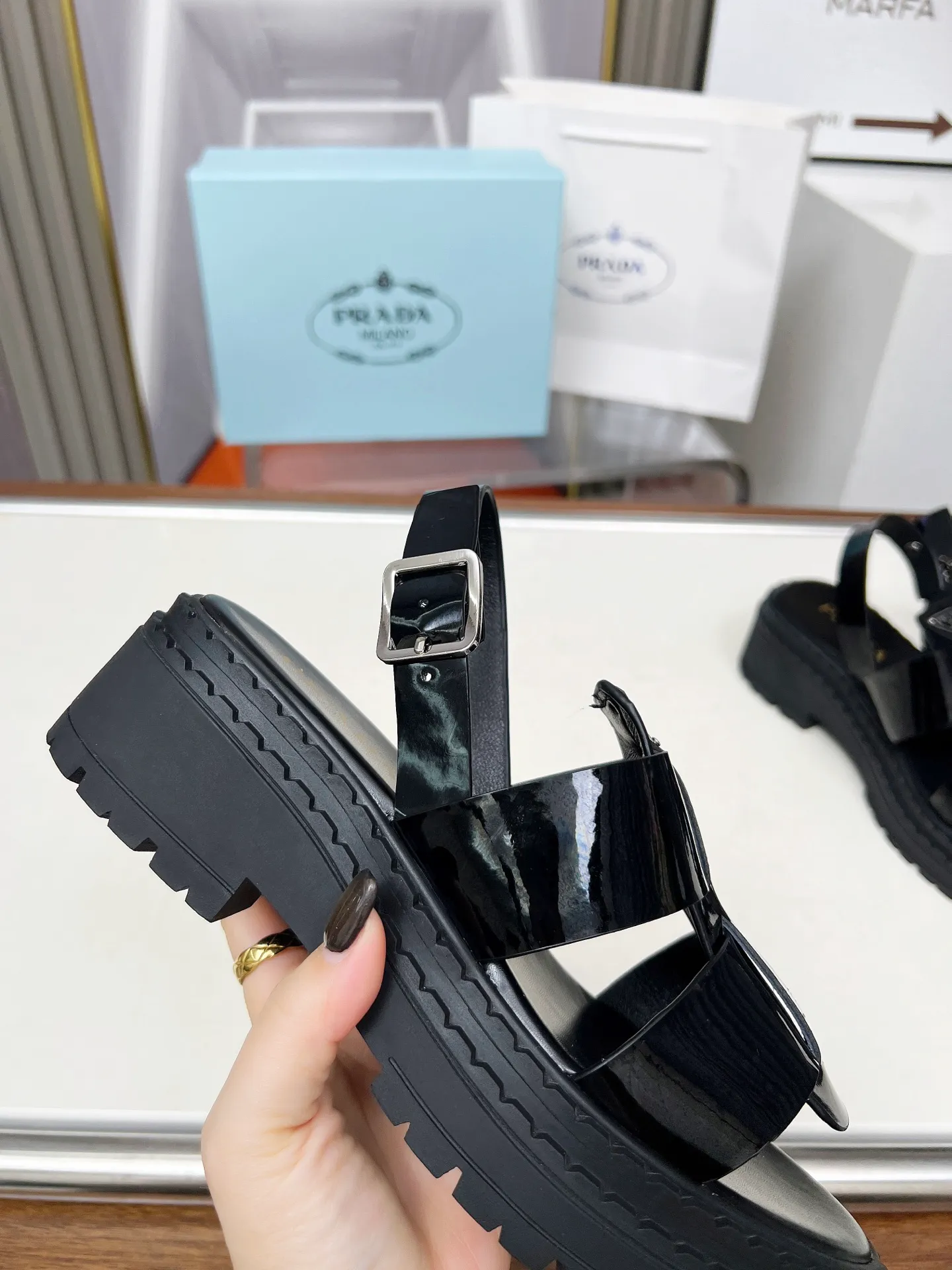 👟👟Ex-factory price 420👟👟 PRADA/Prada 25ss new spring and summer sandals. The simple design is probably the most popular thing about it. It is not the kind that is found on the street. It has its own brand personality. The fabric is made of calfskin and the lining is mixed sheepskin. Heel height: 4.5cm Size: #35-41 (35 41 custom-made is not returnable)